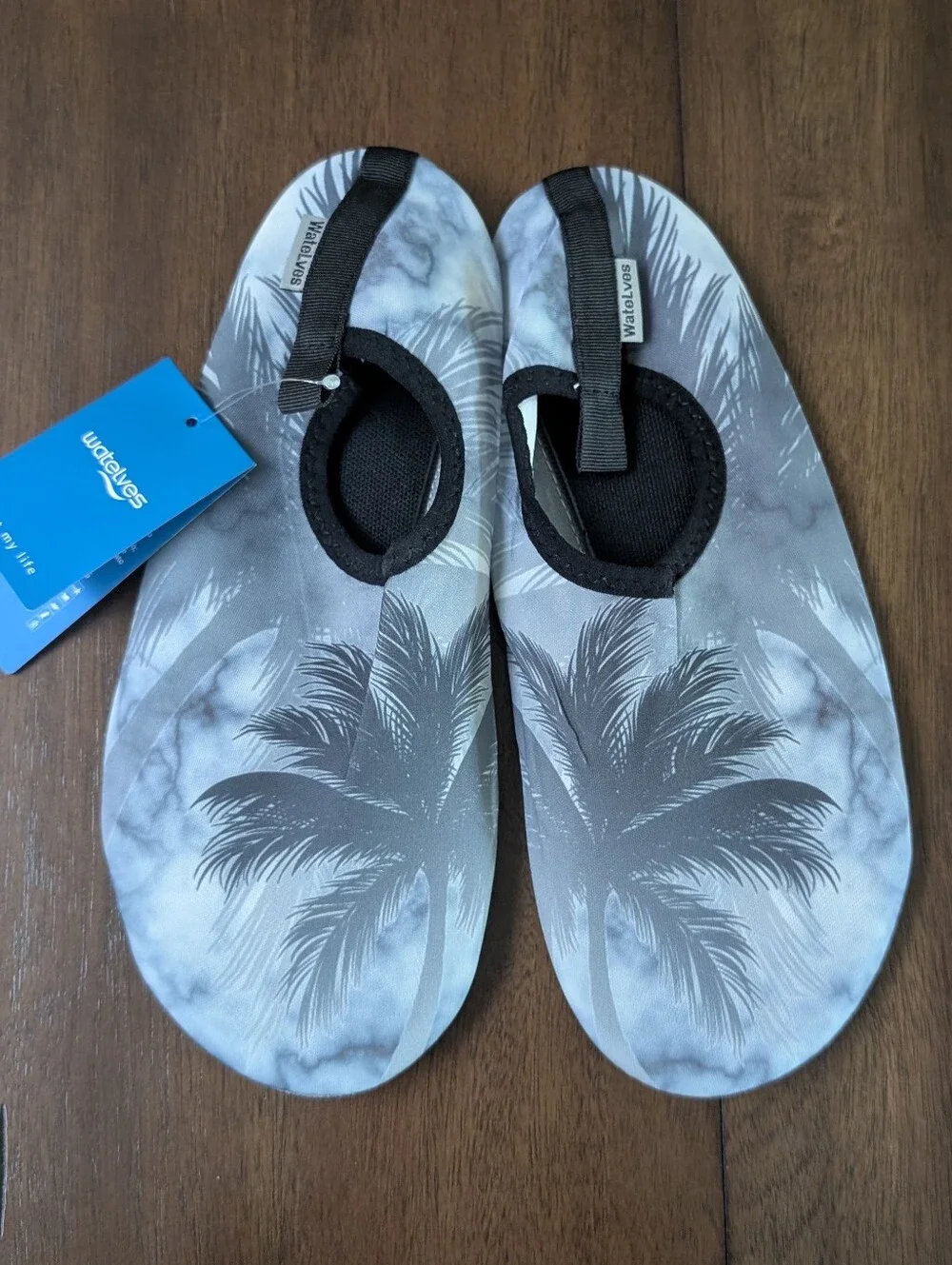 NWT Men’s Gray Palm-Print Water Shoes, Size 42/43